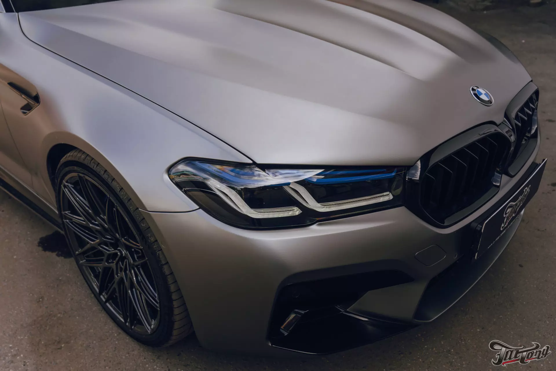 BMW M5. Новые кованые диски. Окрас дисков. Ремонт капота. Детейлинг